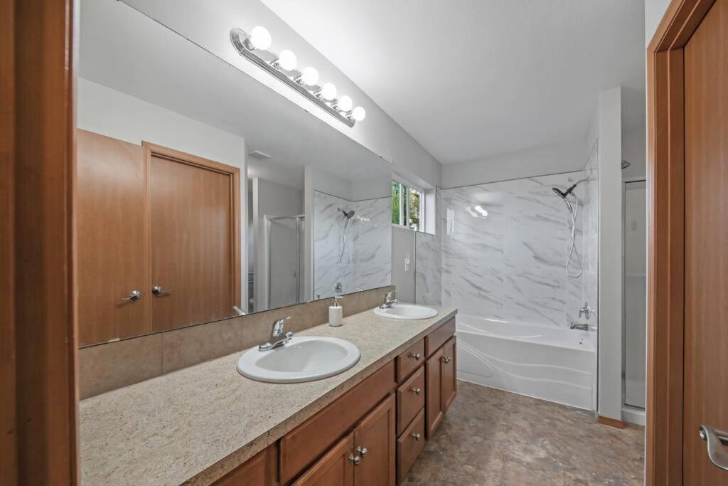 | Beautiful craftsman style 4BDs, 2.5Baths Townhome