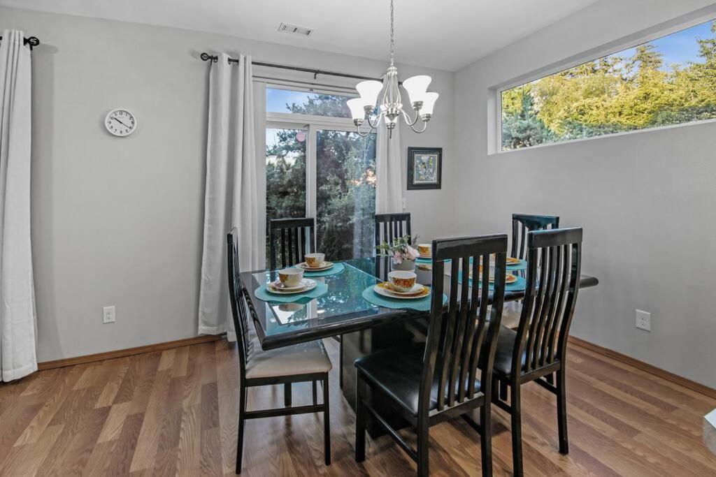 | Beautiful craftsman style 4BDs, 2.5Baths Townhome