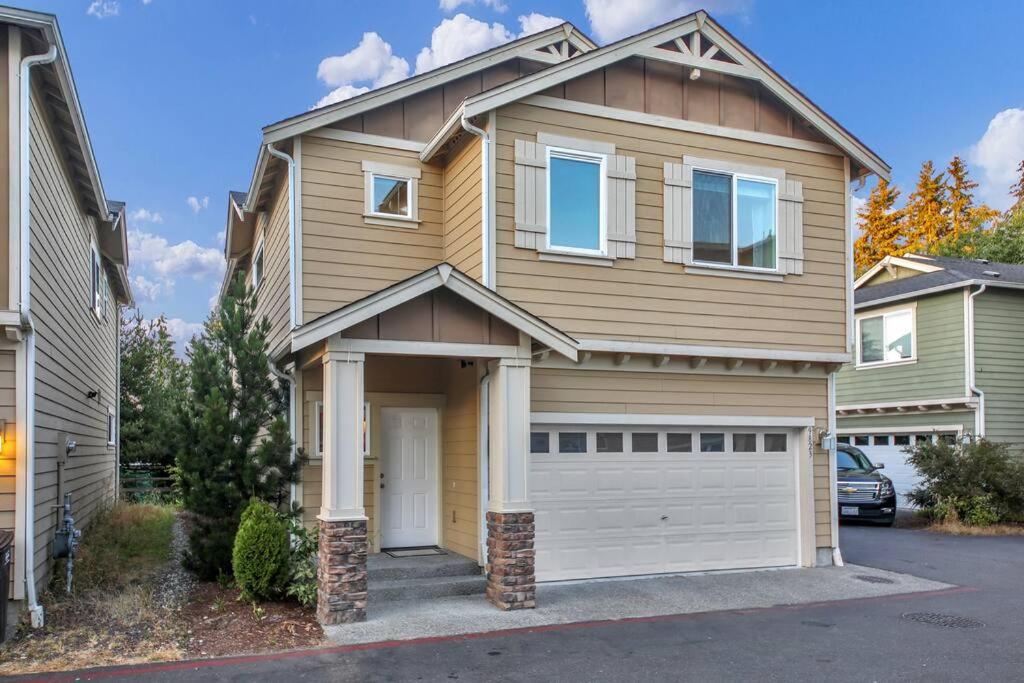| Beautiful craftsman style 4BDs, 2.5Baths Townhome