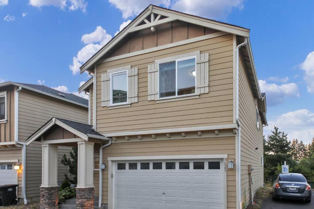 | Beautiful craftsman style 4BDs, 2.5Baths Townhome