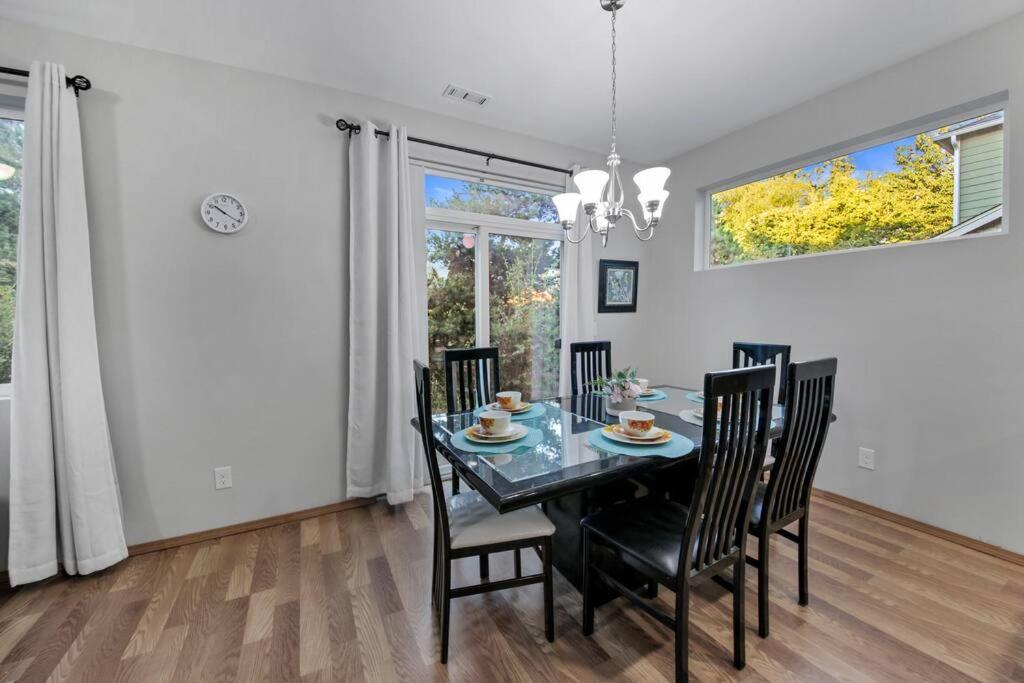 | Beautiful craftsman style 4BDs, 2.5Baths Townhome