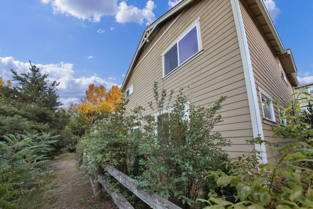 | Beautiful craftsman style 4BDs, 2.5Baths Townhome