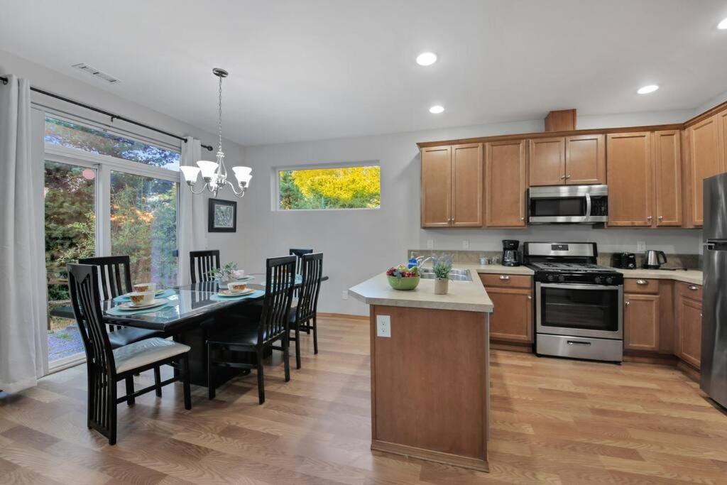 | Beautiful craftsman style 4BDs, 2.5Baths Townhome