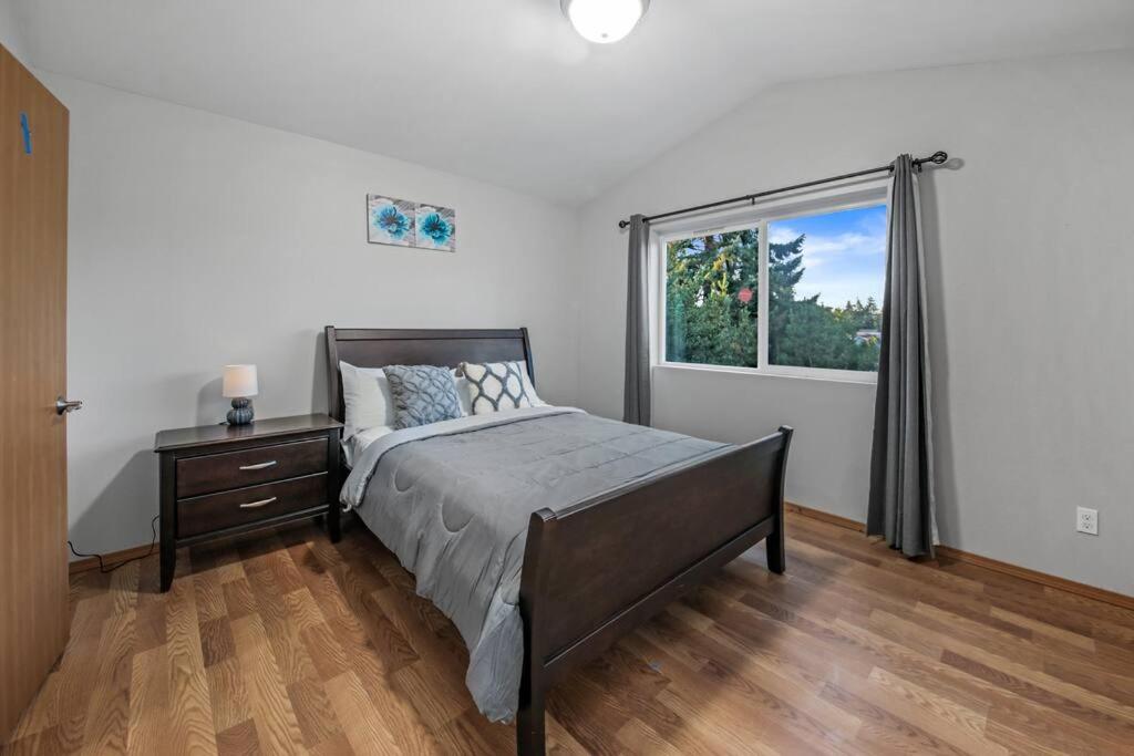 | Beautiful craftsman style 4BDs, 2.5Baths Townhome