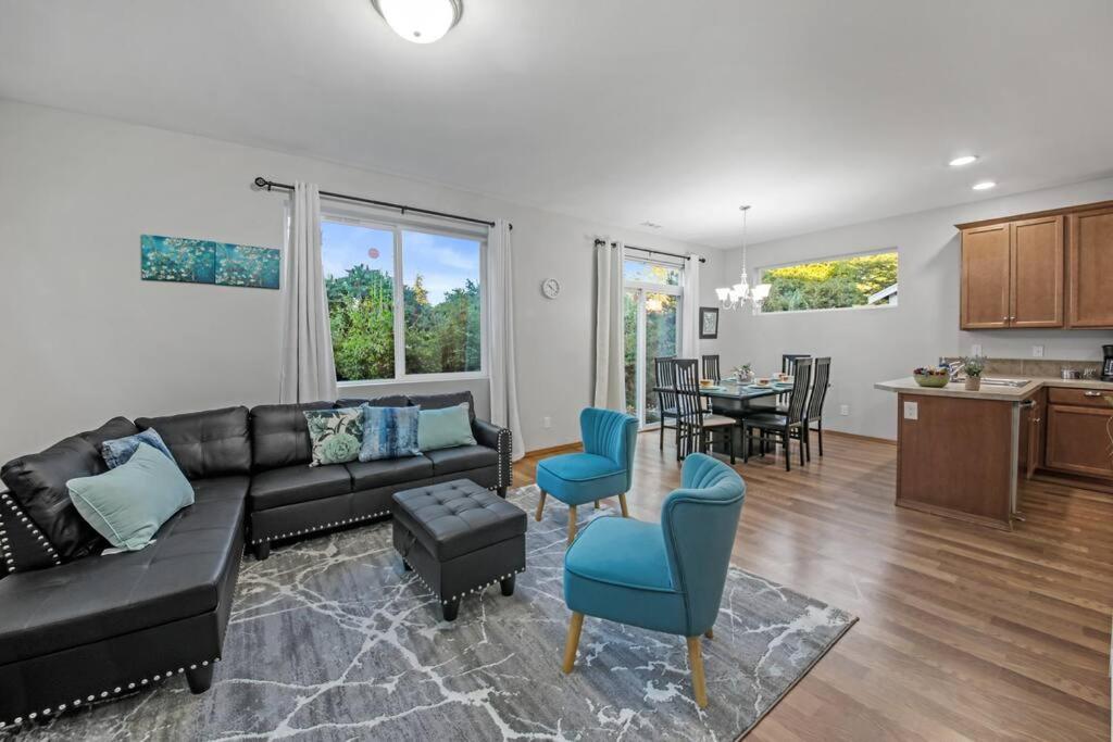 | Beautiful craftsman style 4BDs, 2.5Baths Townhome