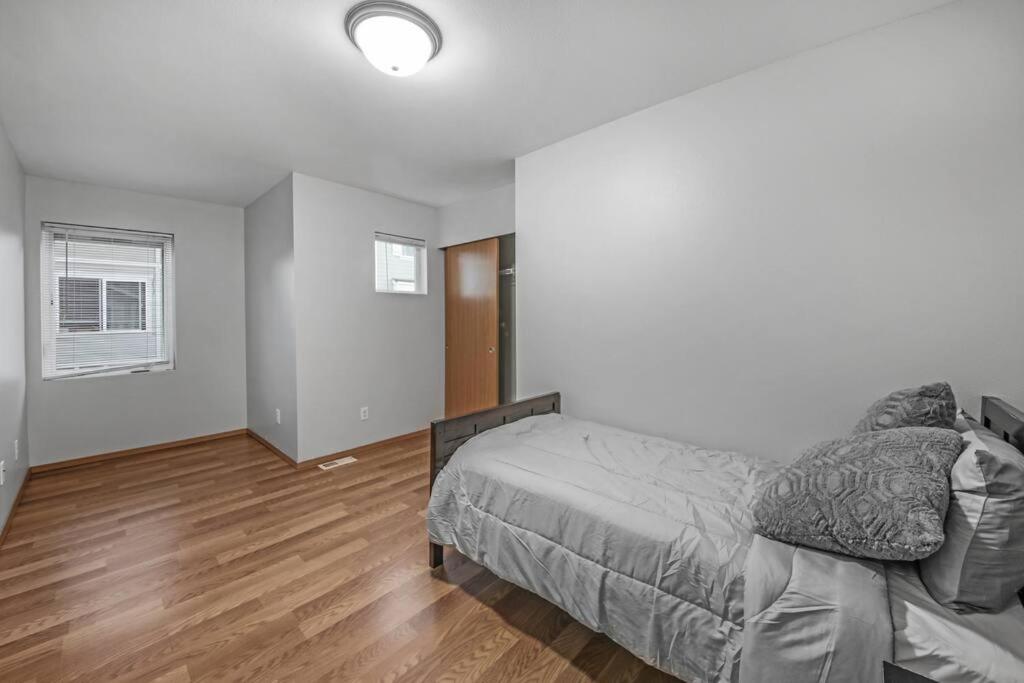 | Beautiful craftsman style 4BDs, 2.5Baths Townhome