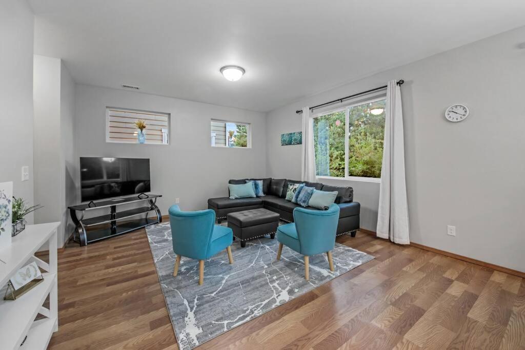 | Beautiful craftsman style 4BDs, 2.5Baths Townhome