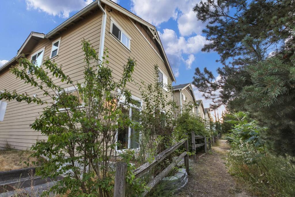 | Beautiful craftsman style 4BDs, 2.5Baths Townhome