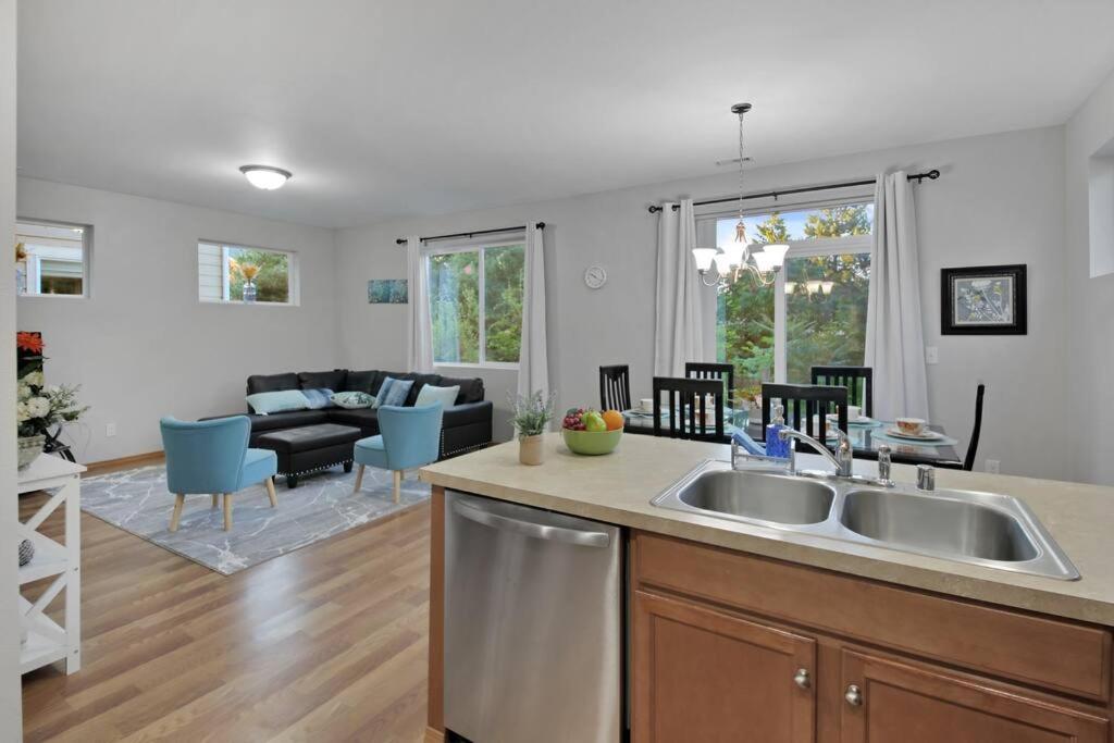 | Beautiful craftsman style 4BDs, 2.5Baths Townhome