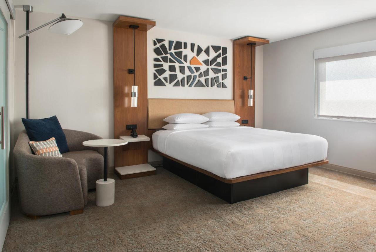 King Room with City View - Club Lounge Access at Marriott Springfield Downtown