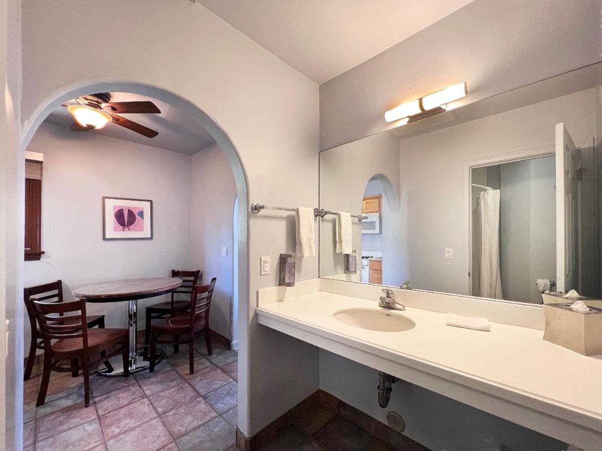  | Casa Del Mar Inn