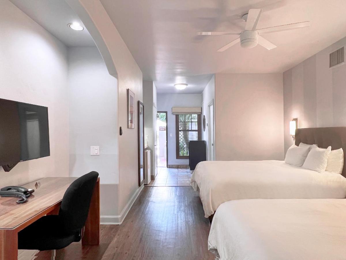 | Casa Del Mar Inn