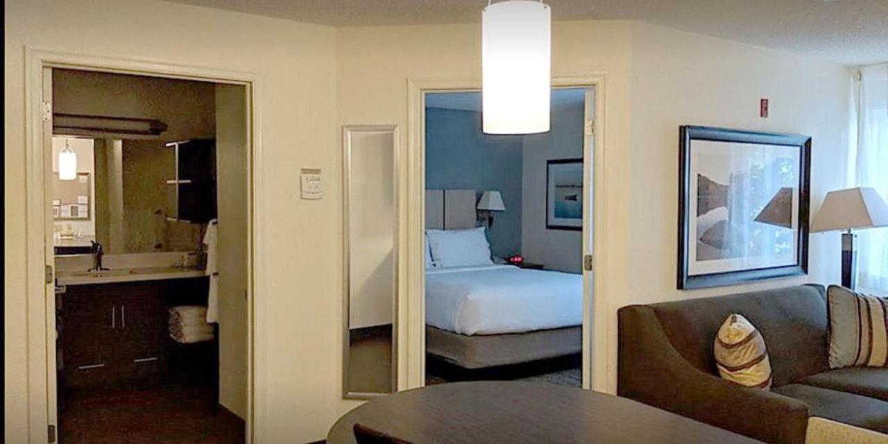One-Bedroom Queen Suite with Bathtub - Mobility Accessible at Sonesta Simply Suites Somerset