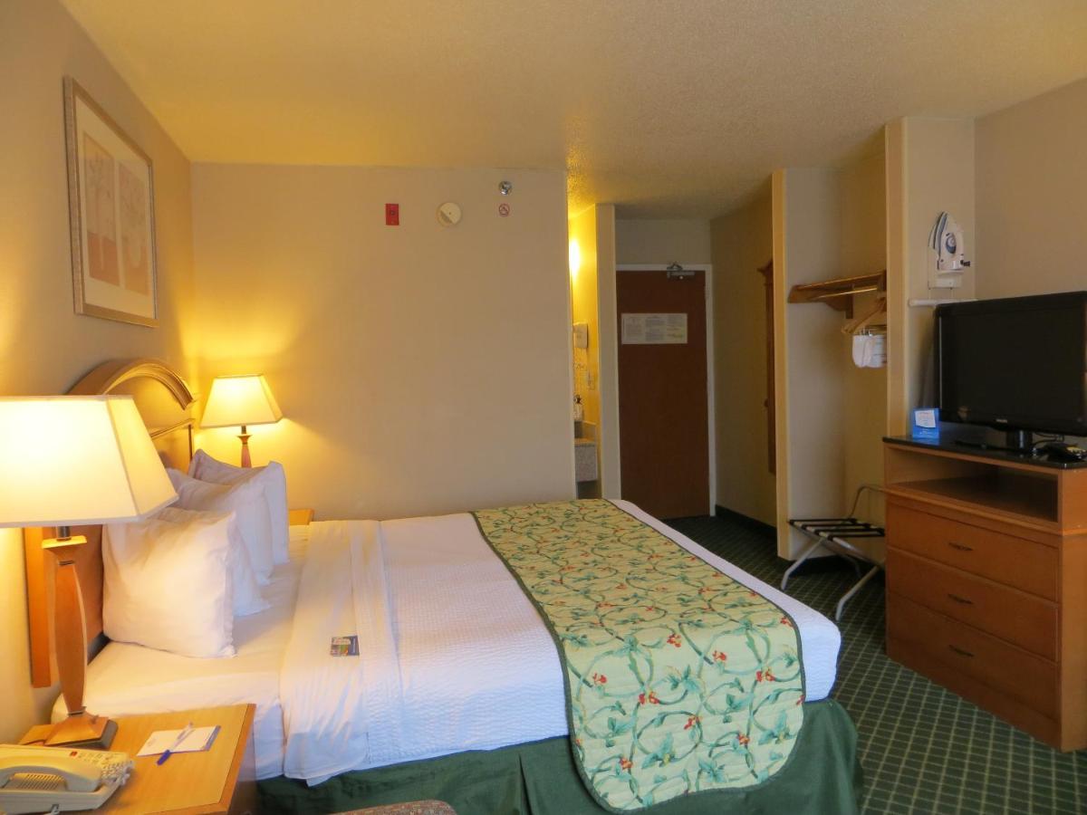 King Room - Mobility Access/Non-Smoking at Baymont by Wyndham Kalamazoo East