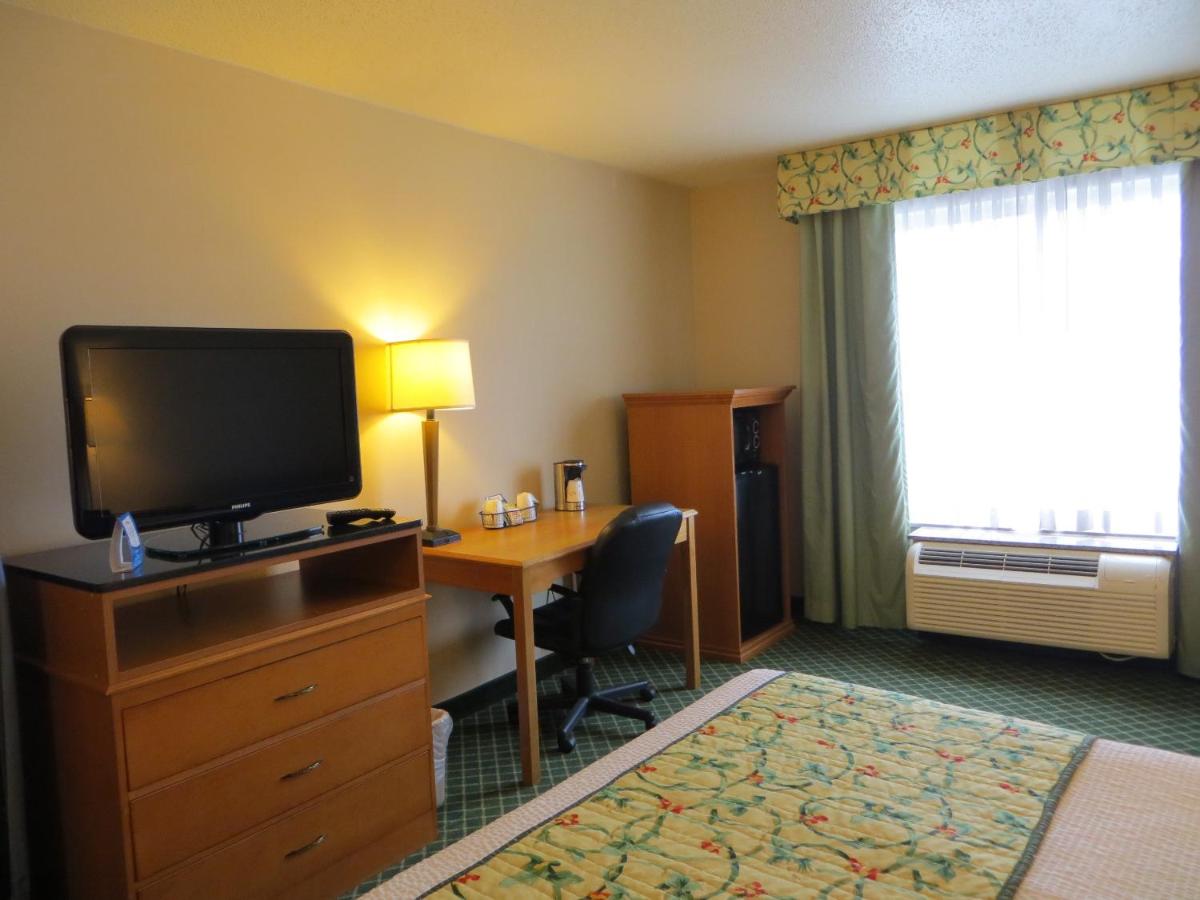 Deluxe King Room - Non-Smoking at Baymont by Wyndham Kalamazoo East