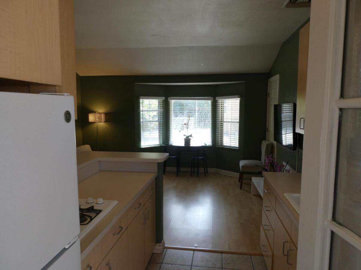 | Private 2 bedroom 1 bath guest house close to Universl and HW sleeps 5