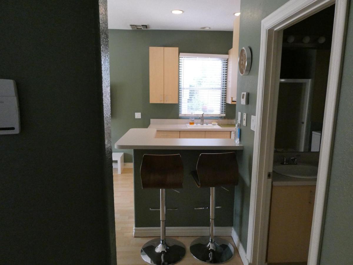 | Private 2 bedroom 1 bath guest house close to Universl and HW sleeps 5