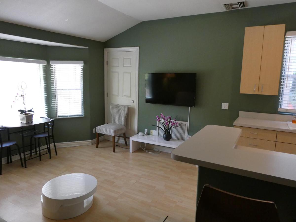 | Private 2 bedroom 1 bath guest house close to Universl and HW sleeps 5