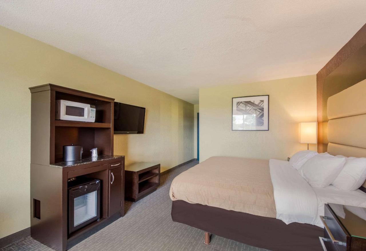 Standard King Room - Non-Smoking at Econo Lodge Hurley - Ironwood