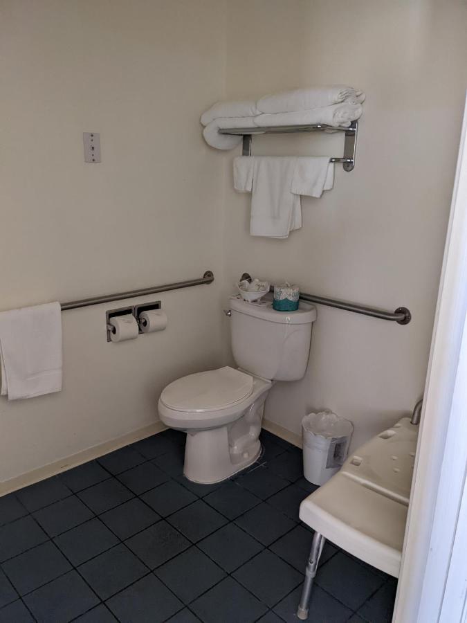 Queen Room - Disability Access at Lighthouse Inn