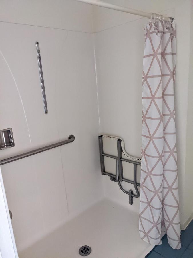Queen Room - Disability Access at Lighthouse Inn