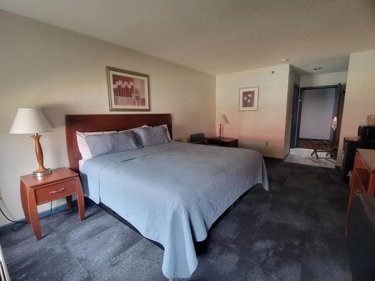 King Room with Pool View at CountrySide Inn