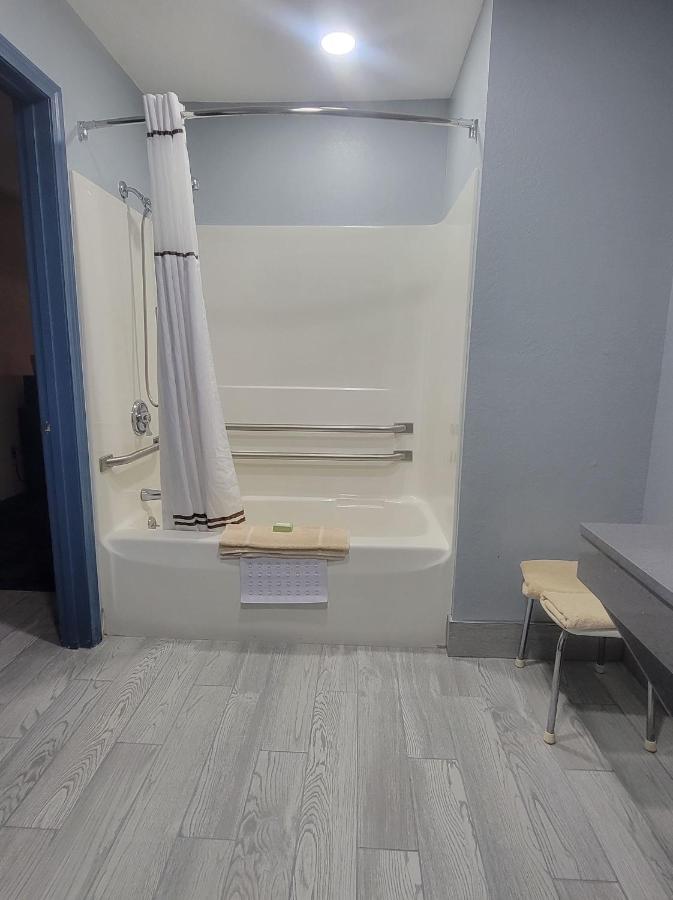 King Room - Disability Access at CountrySide Inn