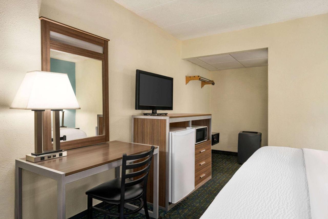 King Room - Non-Smoking at Days Inn & Suites by Wyndham Wildwood