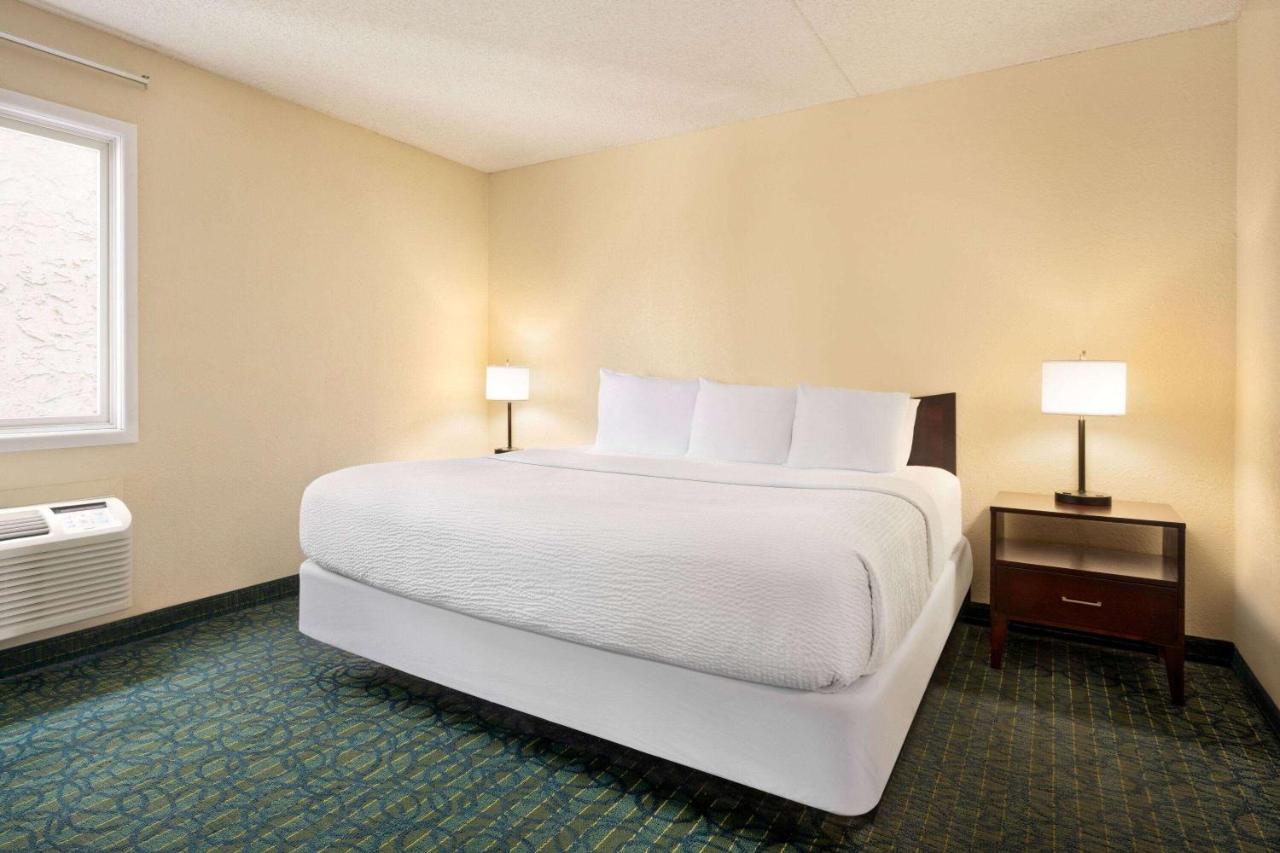 One-Bedroom King Suite with Partial Ocean View - Non-Smoking at Days Inn & Suites by Wyndham Wildwood