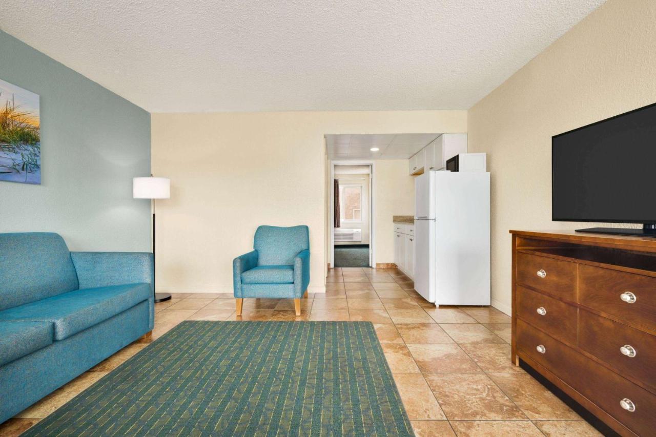 One-Bedroom King Suite with Partial Ocean View - Non-Smoking at Days Inn & Suites by Wyndham Wildwood