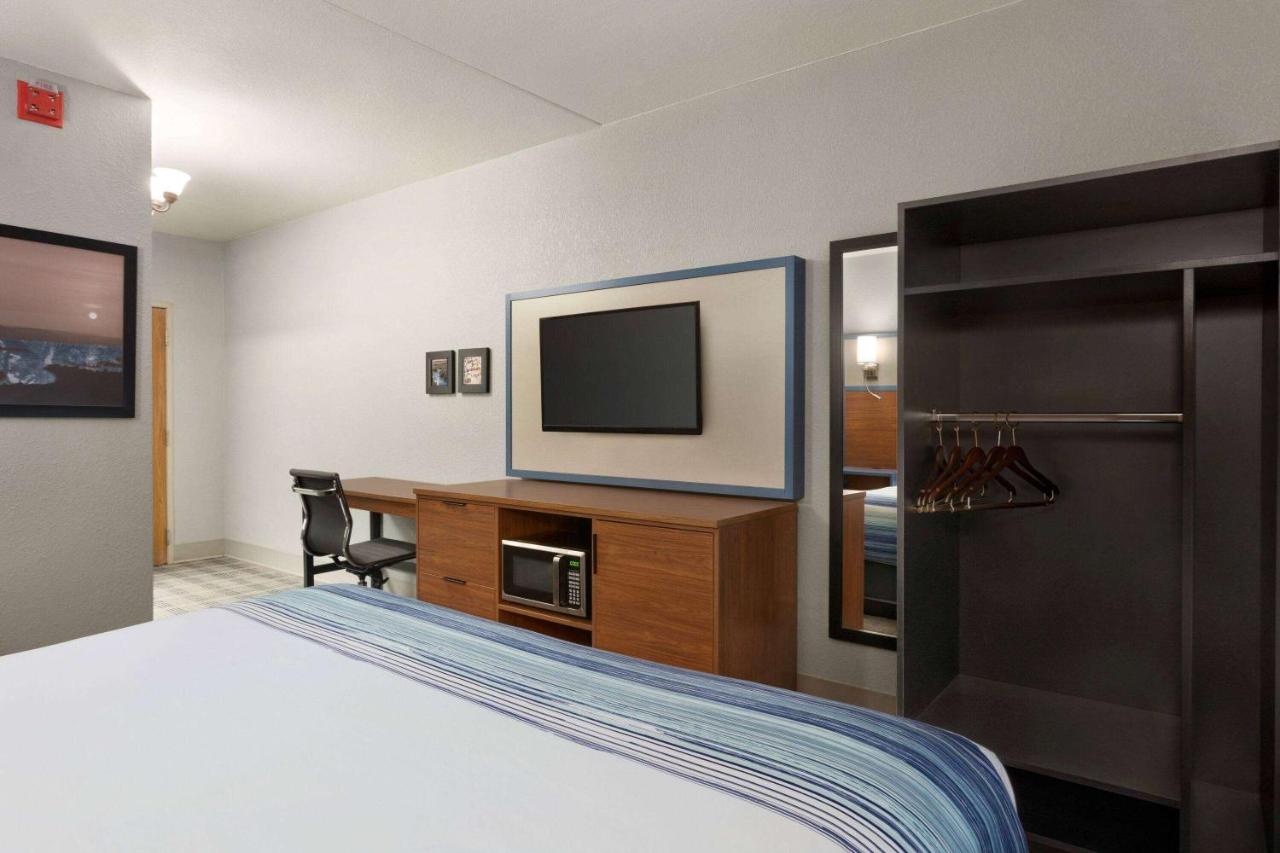 1 King Bed, Mobility Accessible Room, Bathtub w/ Grab Bars, Non-Smoking at AmericInn by Wyndham Branson & Conference Center