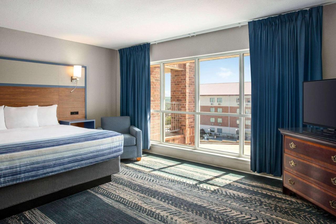 King Suite - Non-Smoking at AmericInn by Wyndham Branson & Conference Center