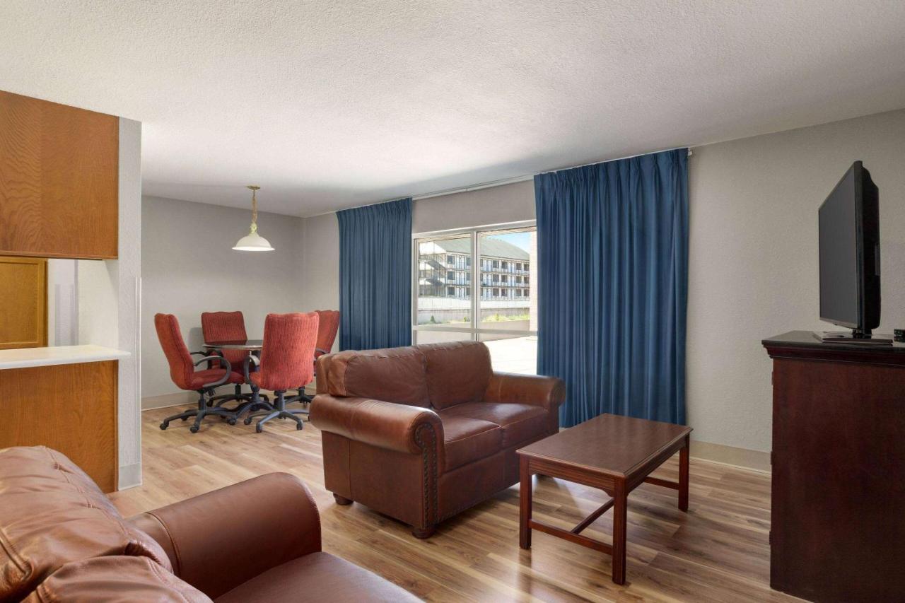 King Suite - Non-Smoking at AmericInn by Wyndham Branson & Conference Center
