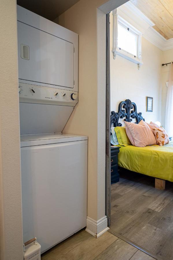 | Chateau Royale, Pet Friendly, On Bayou, Downtown!