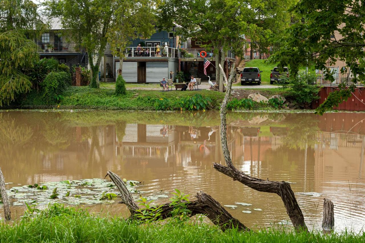 | Chateau Royale, Pet Friendly, On Bayou, Downtown!