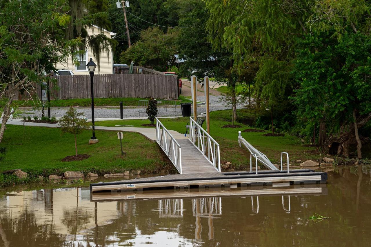 | Chateau Royale, Pet Friendly, On Bayou, Downtown!