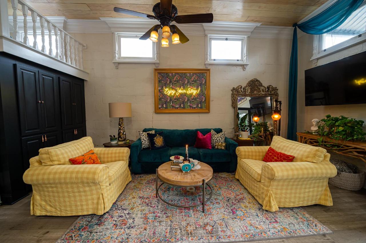 | Chateau Royale, Pet Friendly, On Bayou, Downtown!