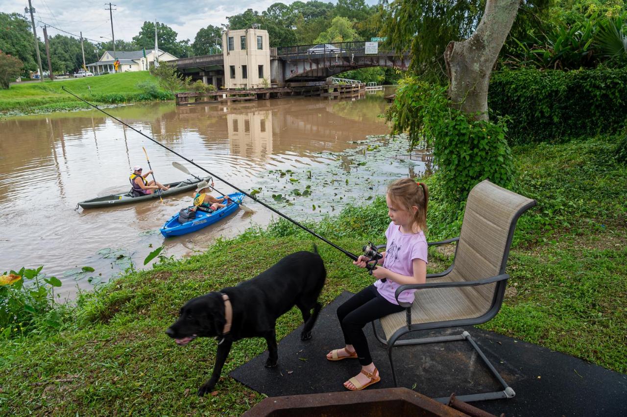 | Chateau Royale, Pet Friendly, On Bayou, Downtown!