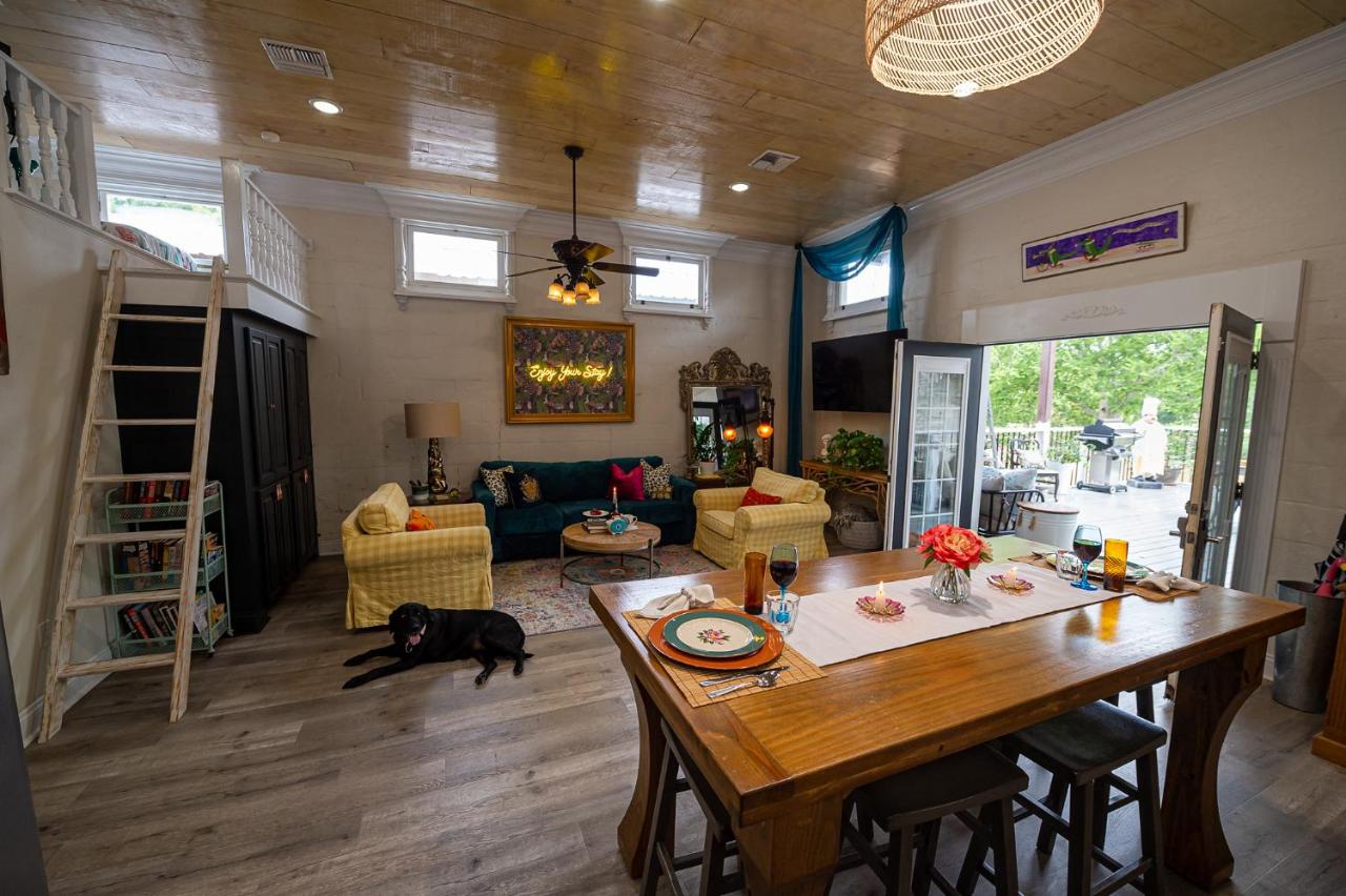 | Chateau Royale, Pet Friendly, On Bayou, Downtown!