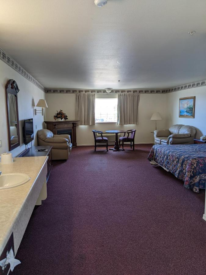 Deluxe King Room at Lighthouse Inn