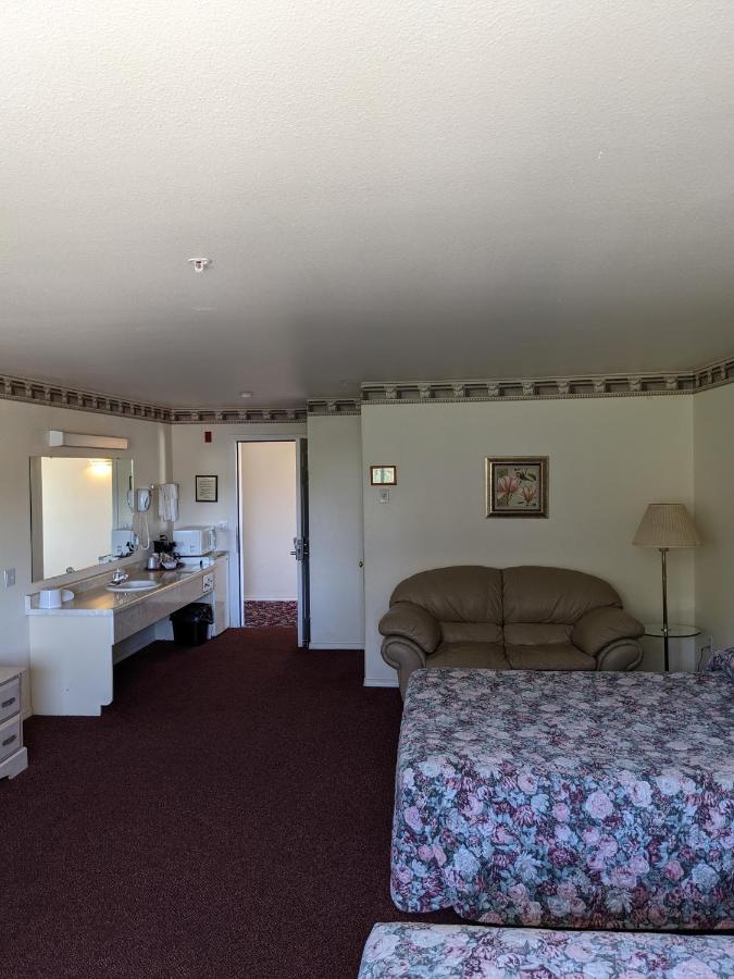 Queen Room at Lighthouse Inn