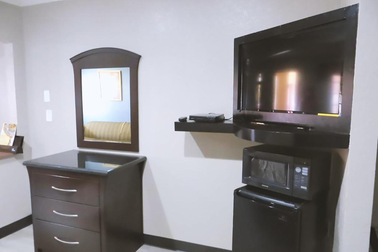 Queen Suite at Blue Way Inn & Suites By Jasper Houston