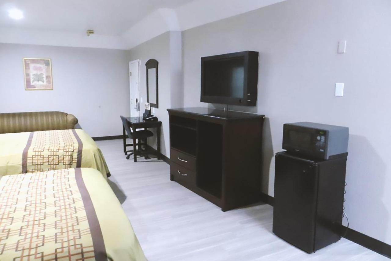 Deluxe Queen Room with Two Queen Beds at Blue Way Inn & Suites By Jasper Houston