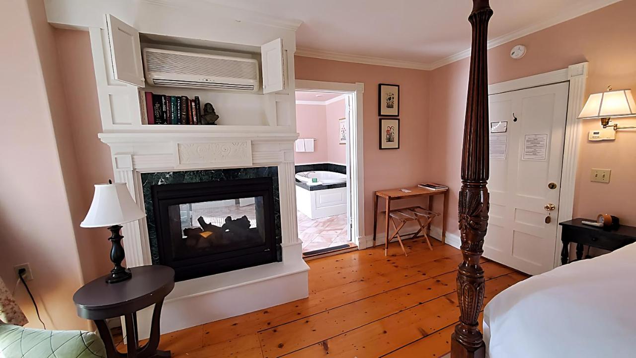 | Four Columns Inn