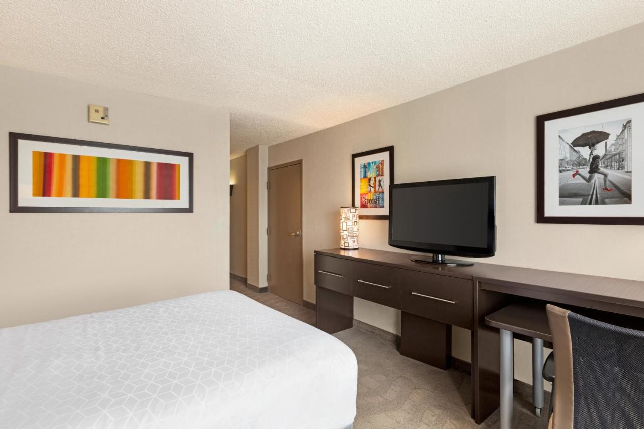 Deluxe Single Room with Roll In Shower - Disability Access at Holiday Inn Boston - Cambridge Area by IHG