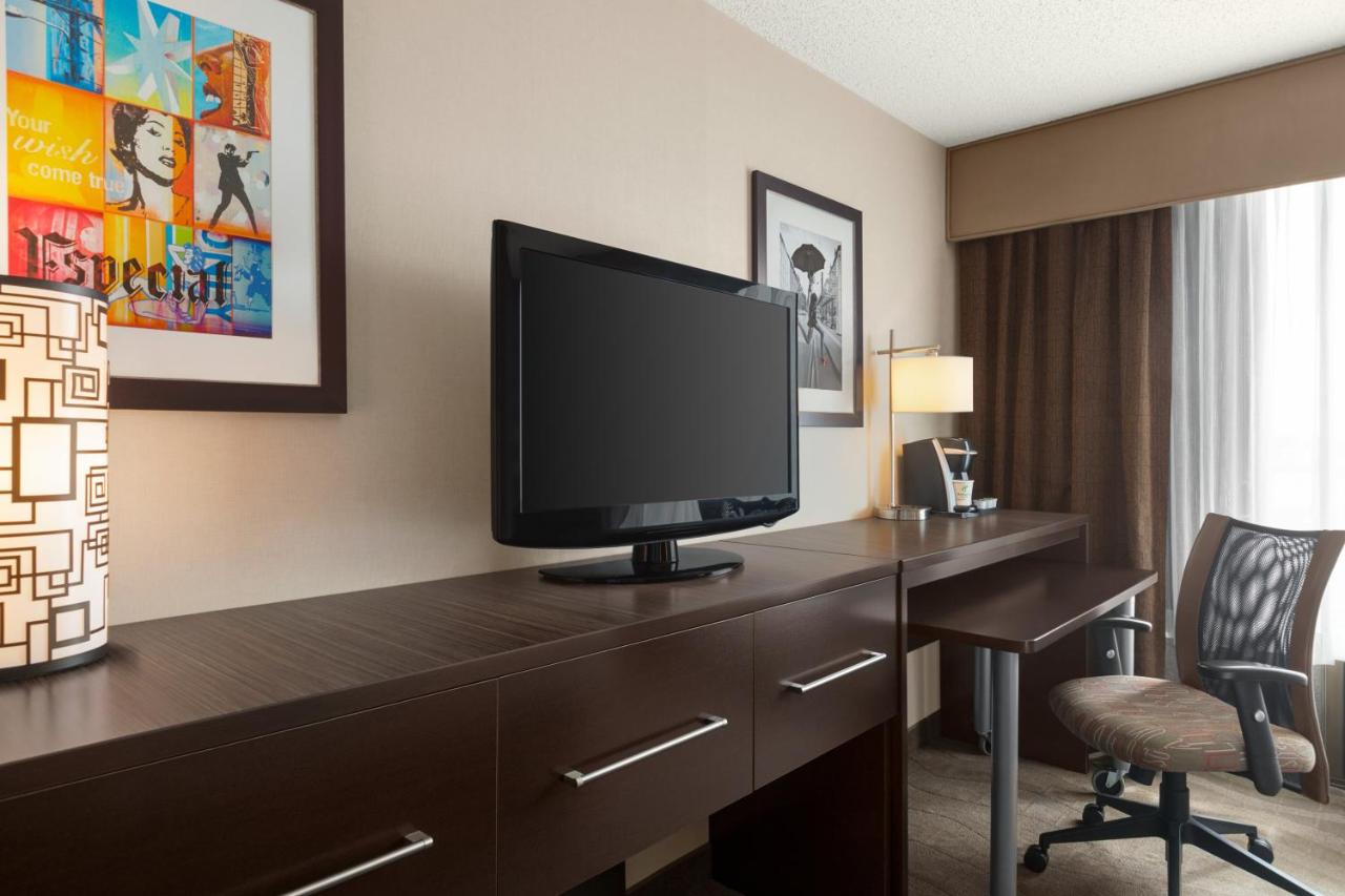 Deluxe Single Room with Roll In Shower - Disability Access at Holiday Inn Boston - Cambridge Area by IHG