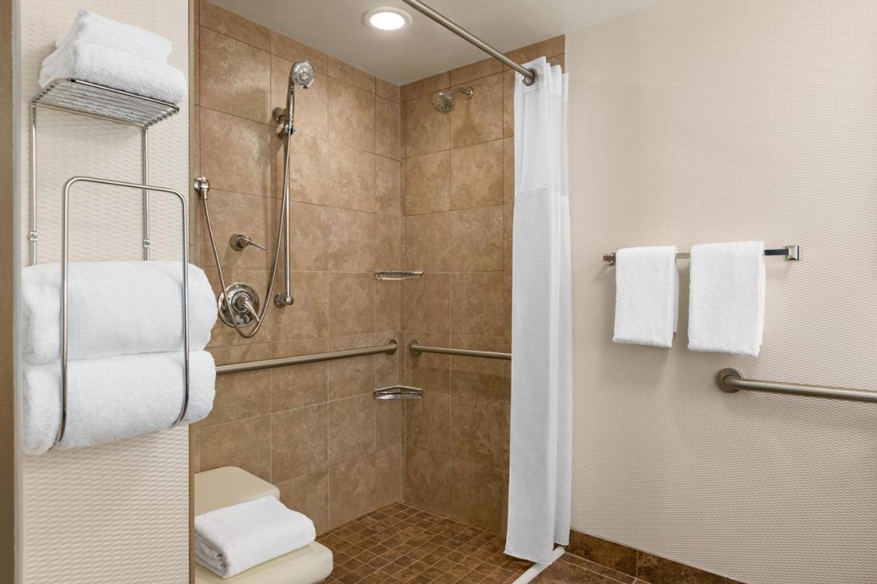 Deluxe Single Room with Roll In Shower - Disability Access at Holiday Inn Boston - Cambridge Area by IHG