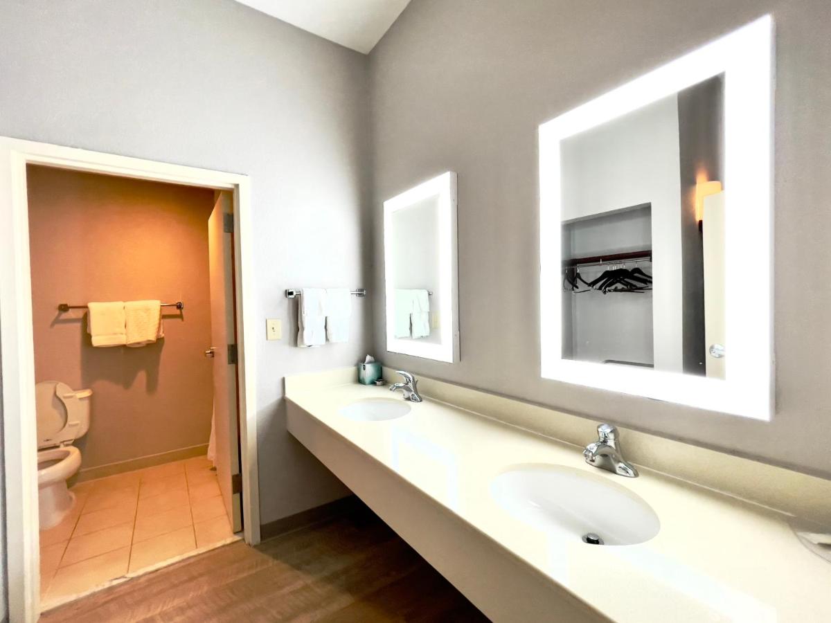 | Longhorn Inn & Suites - Fort Worth Fossil Creek