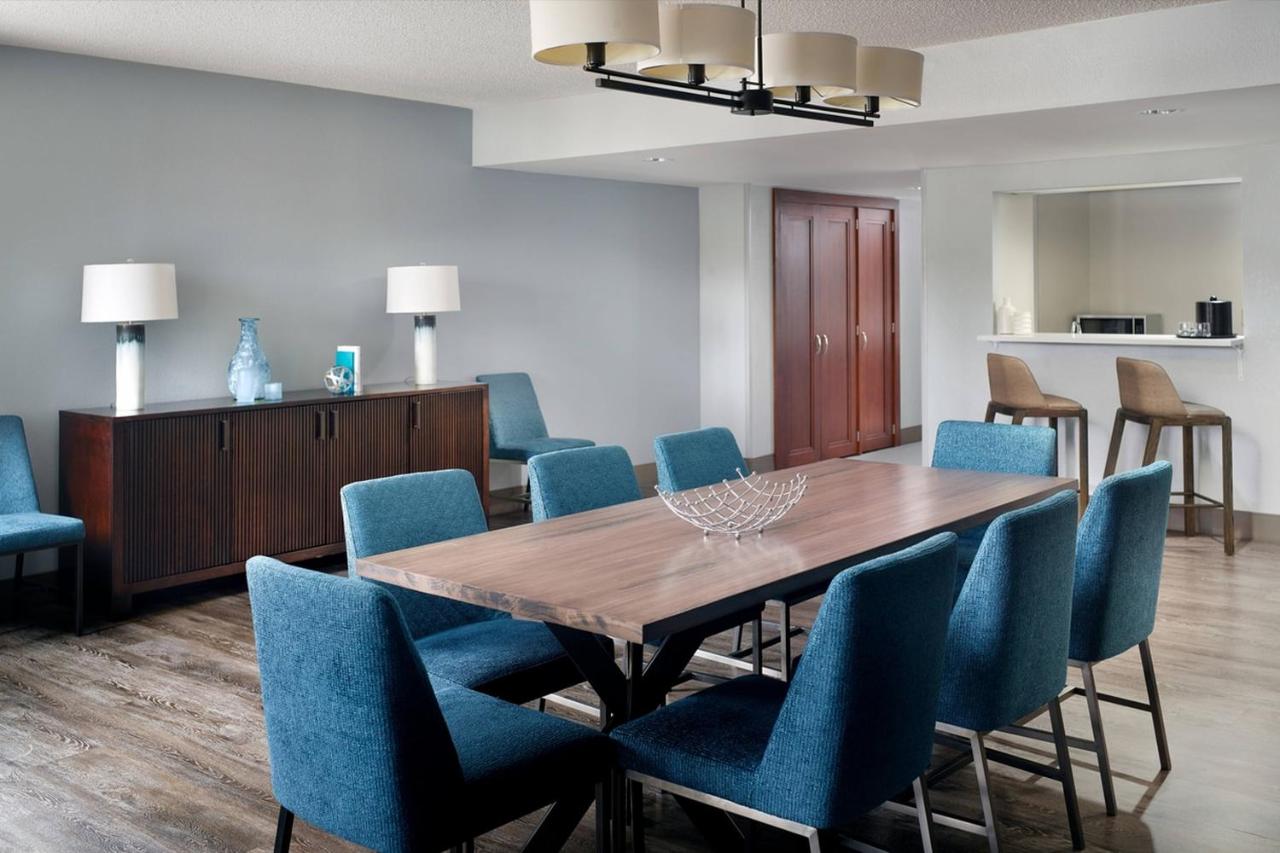 Superior Suite at Atlanta Evergreen Lakeside Resort