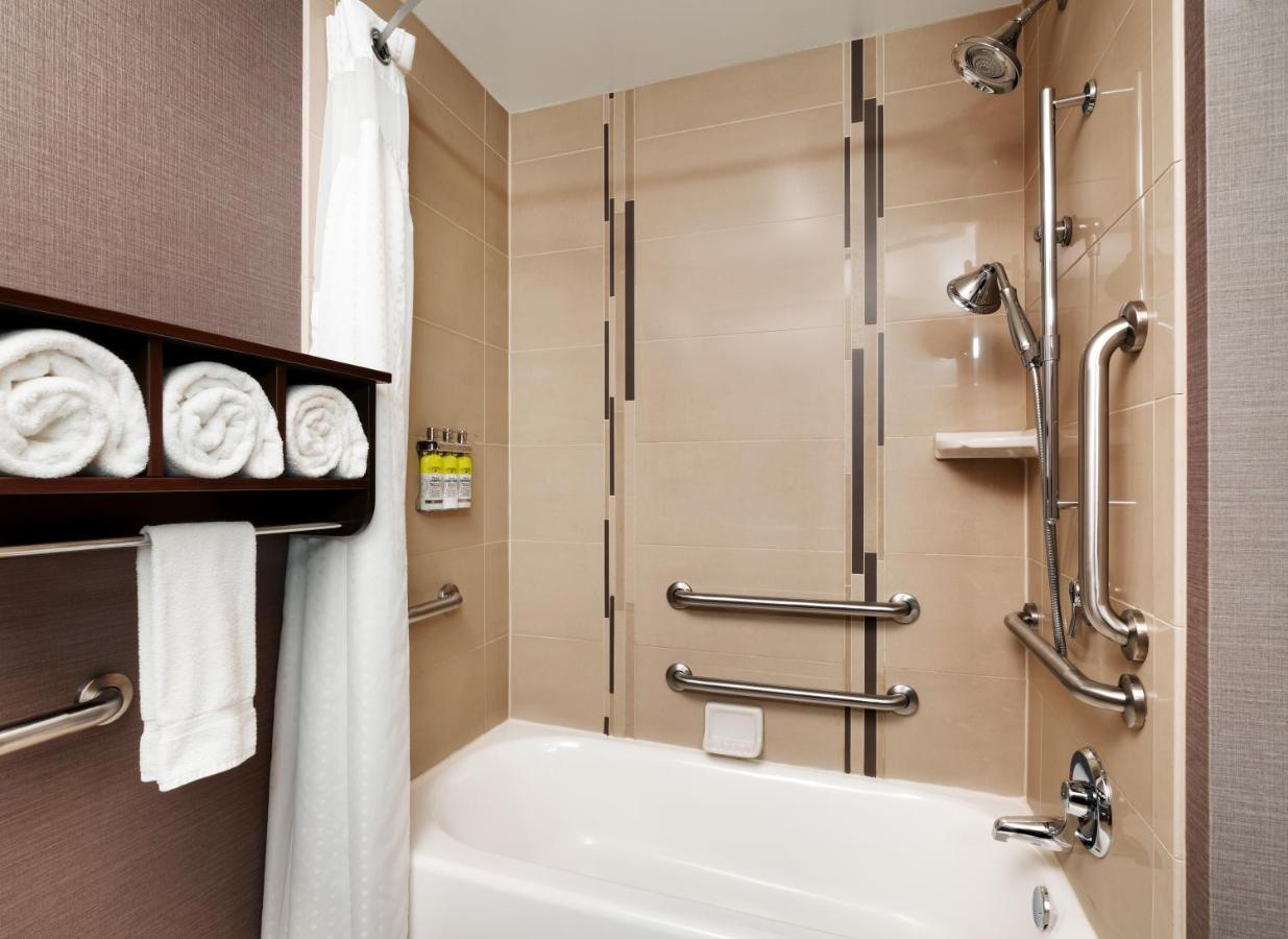 Queen Room with Two Queen Beds - Mobility Access Tub/Non-Smoking at Holiday Inn Express & Suites Billings by IHG